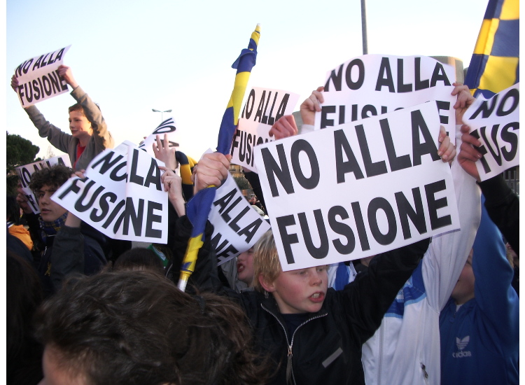 "What a protest? We're there!!" The lads give the Chievo a bit of a vocal boost!!