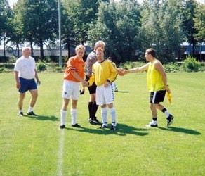 Padbury back in Europe.
Kevin Jones shakes hands before our 3-2 over vvv DWSM, Aug'06.