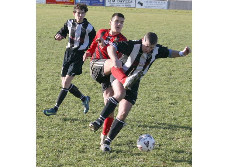 Mattie Davies trying to get the better of the Street back line