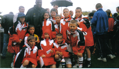 Kevin Campbell in 1998 with some of the Richmond players after an Everton training session.