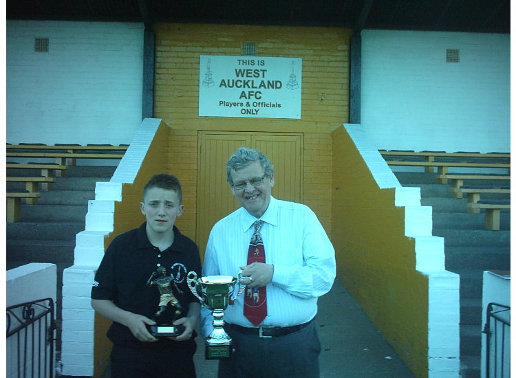 Joe Spooner receiving the player ofthe year award from Andy Turner